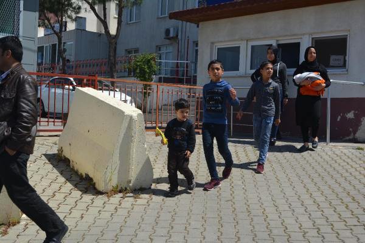 Ayvalık\'ta 17 Kaçak Göçmen ve Bir Organizatör Yakalandı