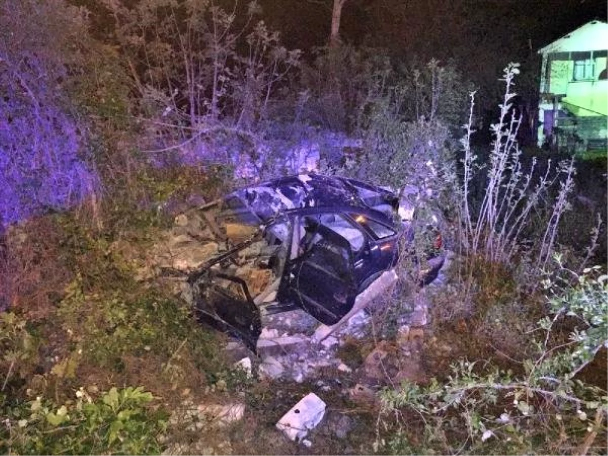 Bahçe Duvarına Çarpan Otomobilin Sürücüsü Öldü
