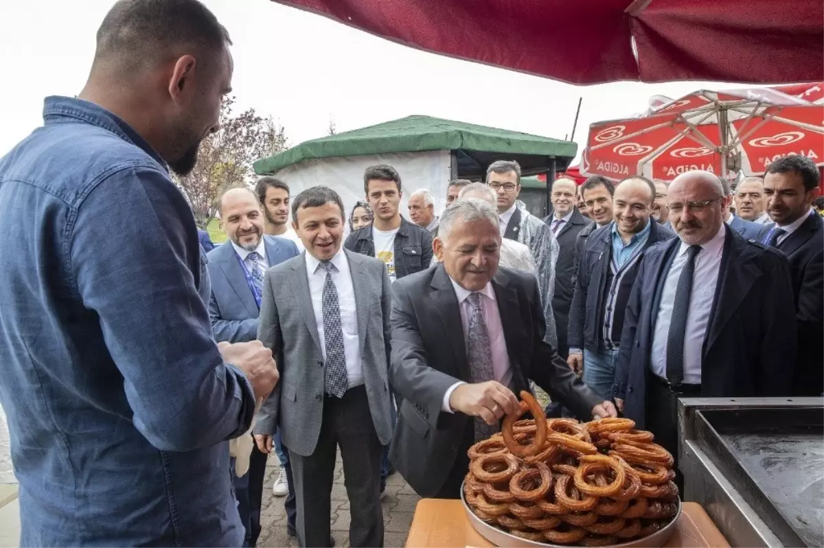 Başkan Büyükkılıç, Erciyes Üniversitesi Bahar Şenliği\'nin Açılışına Katıldı