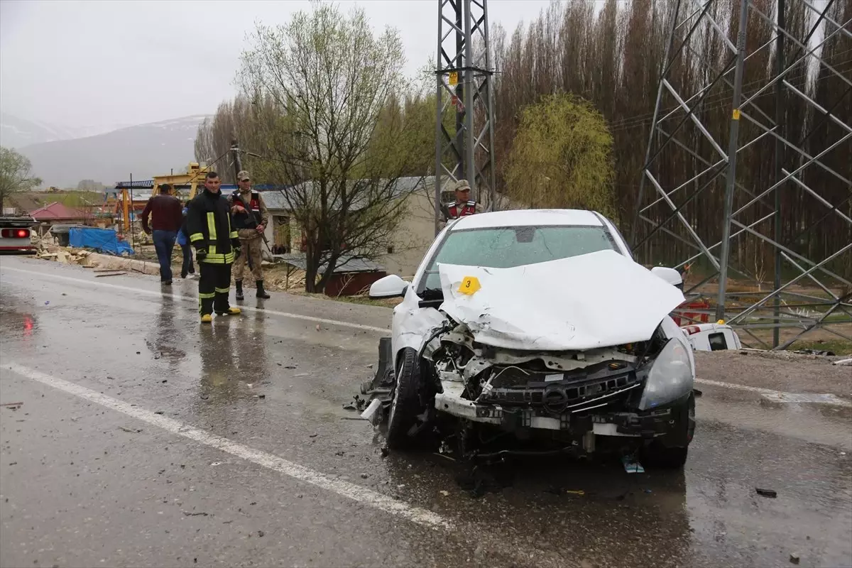 Bayburt\'ta Otomobil ile Minibüs Çarpıştı: 12 Yaralı