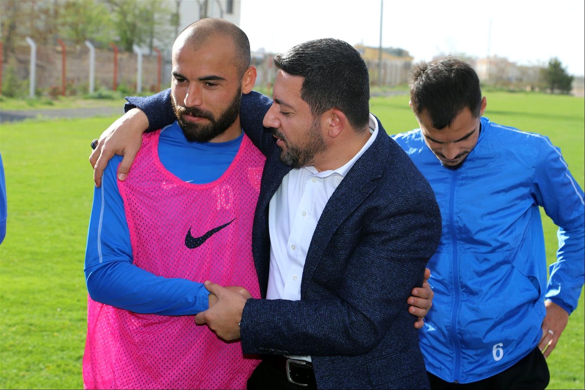 Belediye Başkanı Rasim Arı\'dan Kırmızı Beyazlı Futbolculara Moral Ziyareti
