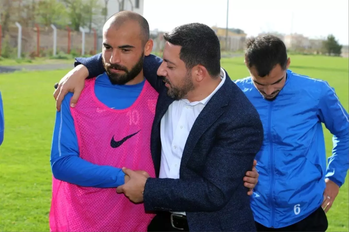 Belediye Başkanı Rasim Arı, Nevşehir Belediyesporlu Futbolcuları Ziyaret Etti