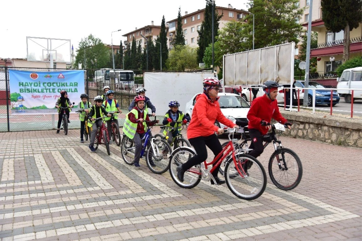 Bilecikli Öğrenciler Okula Bisikletle Gitti