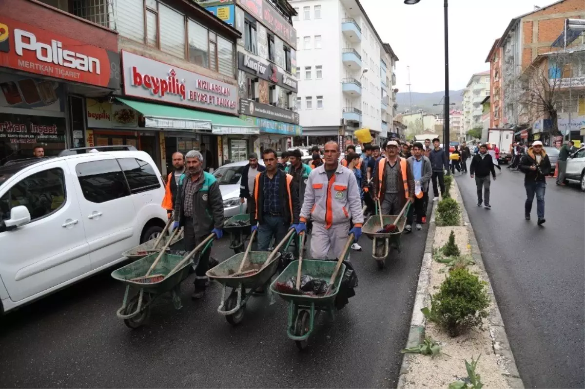 Bingöl\'de Öğrenciler, Çevre Temizliği Yaptı