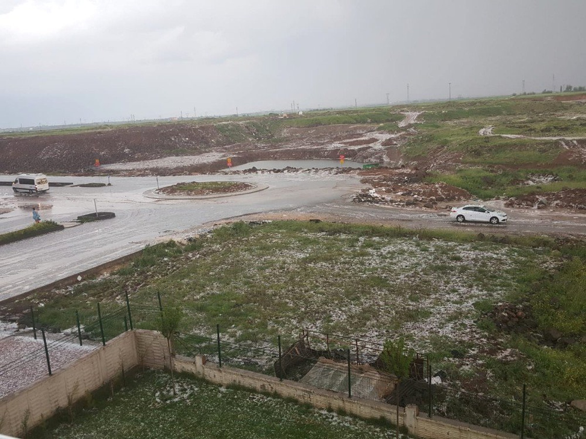 Diyarbakır\'da Dolu Yağışı Hayatı Felç Etti