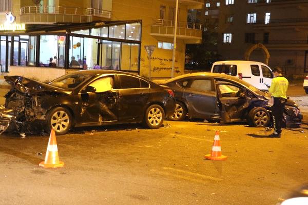 Diyarbakır\'da İki Otomobil Çarpıştı: 10 Yaralı