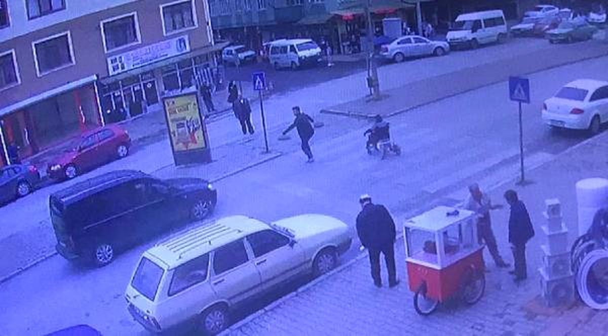 Hafif Ticari Aracın Yaya Geçidinde Engelliye Çarpması Kamerada