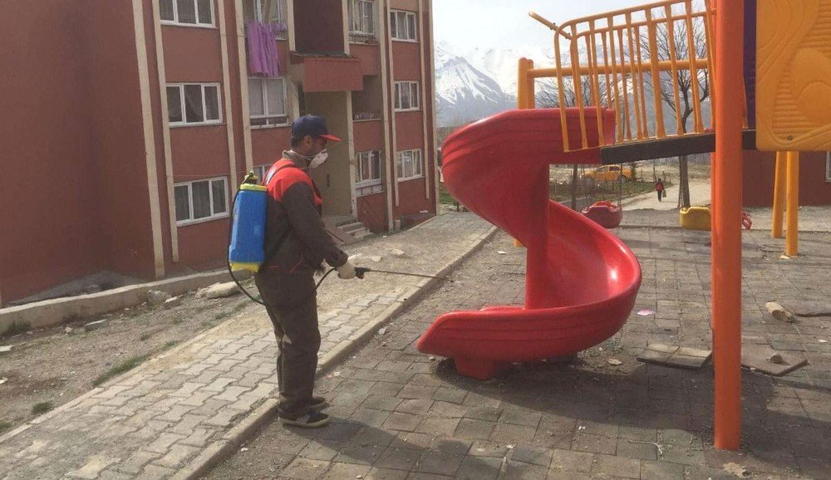 Hakkari\'de Park ve Bahçeler İlaçlandı