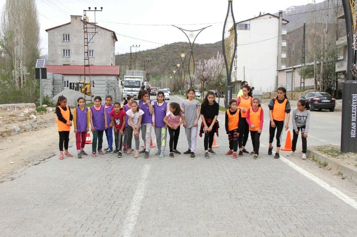 Hizan\'da \'Okullar Arası Atletizm Yarışması\' Yapıldı