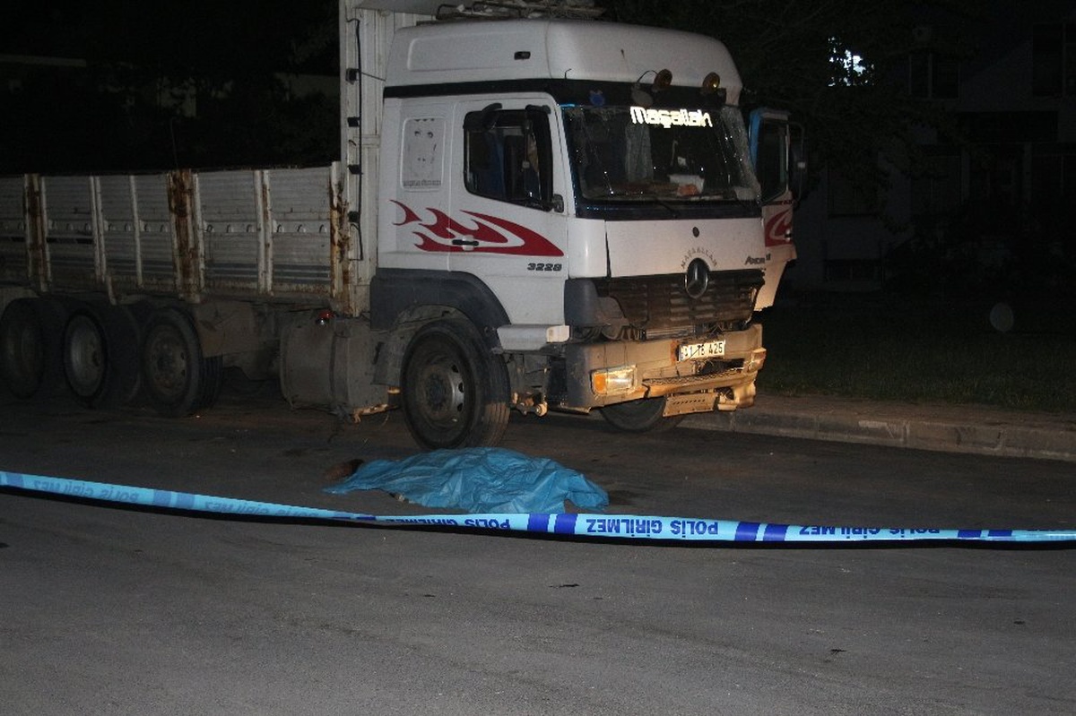 Kamyonun Üstünden Beton Zemine Düşerek Öldü