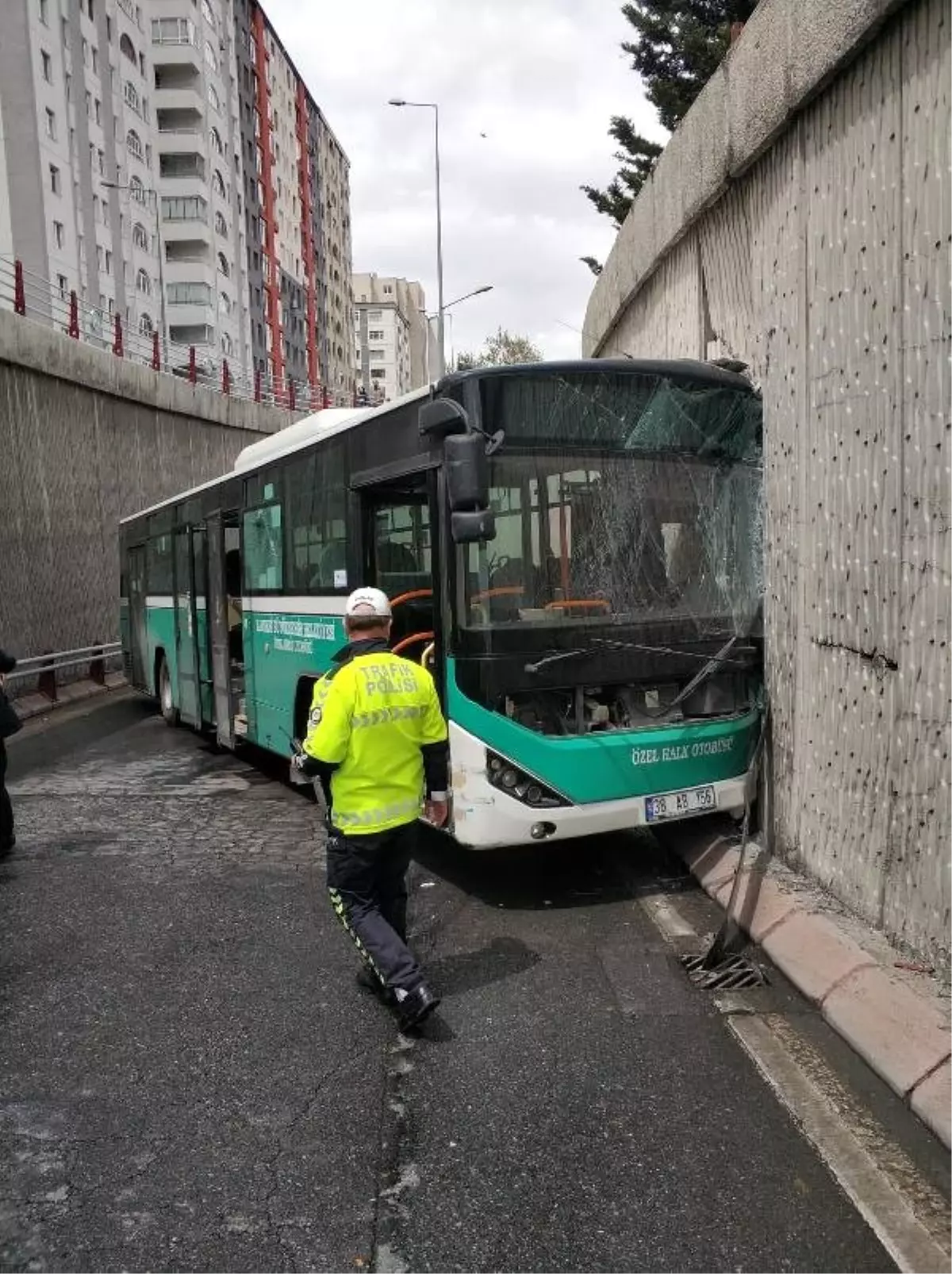 Kayseri\'de Halk Otobüsü Duvara Çarptı: 8 Yaralı