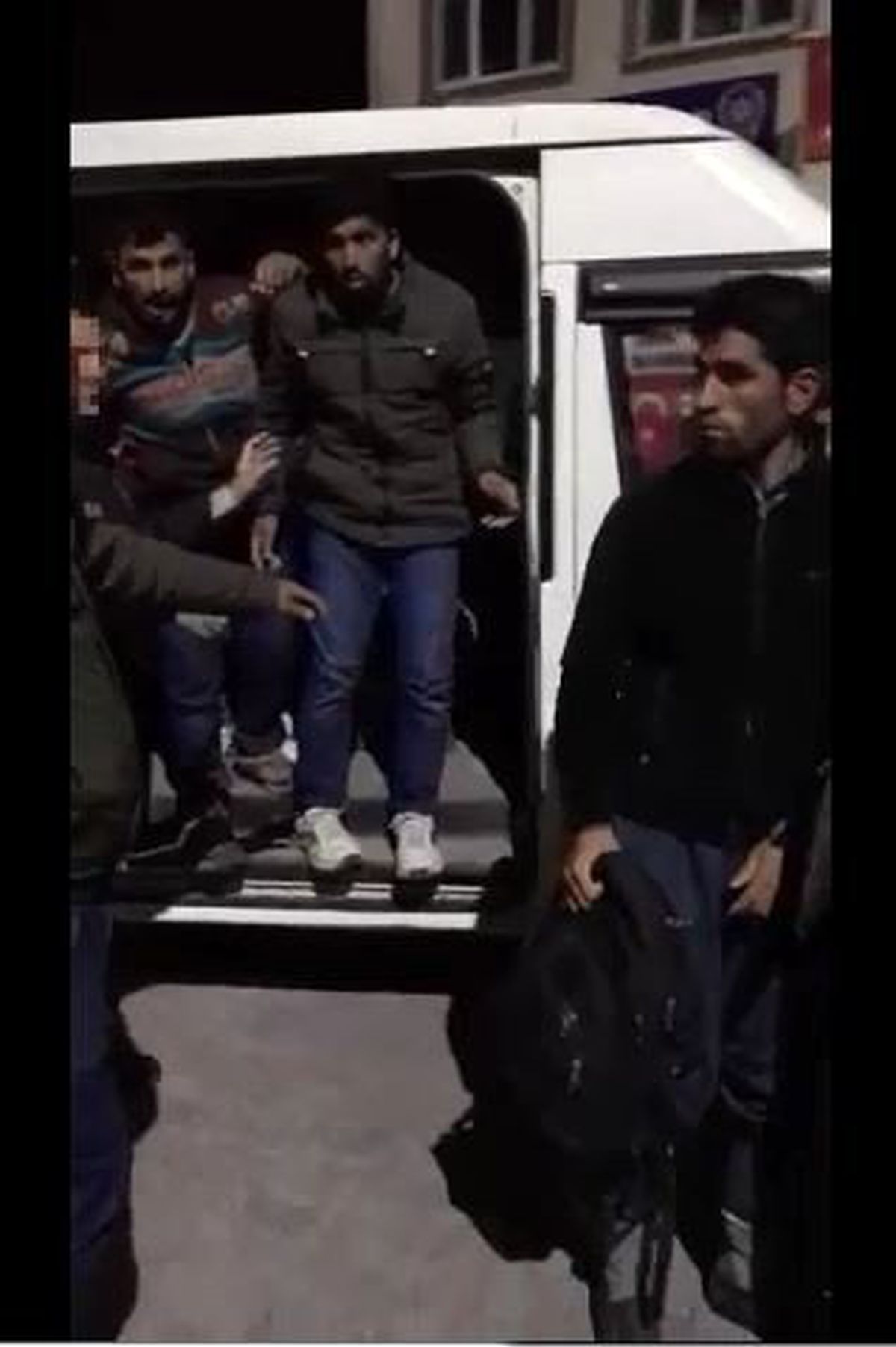 Koltukları Sökülen Minibüste 50 Kaçak Göçmen Yakalandı