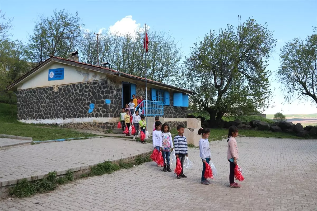 Köy Çocukları Anneler Günü Şenliğine Hazırlanıyor