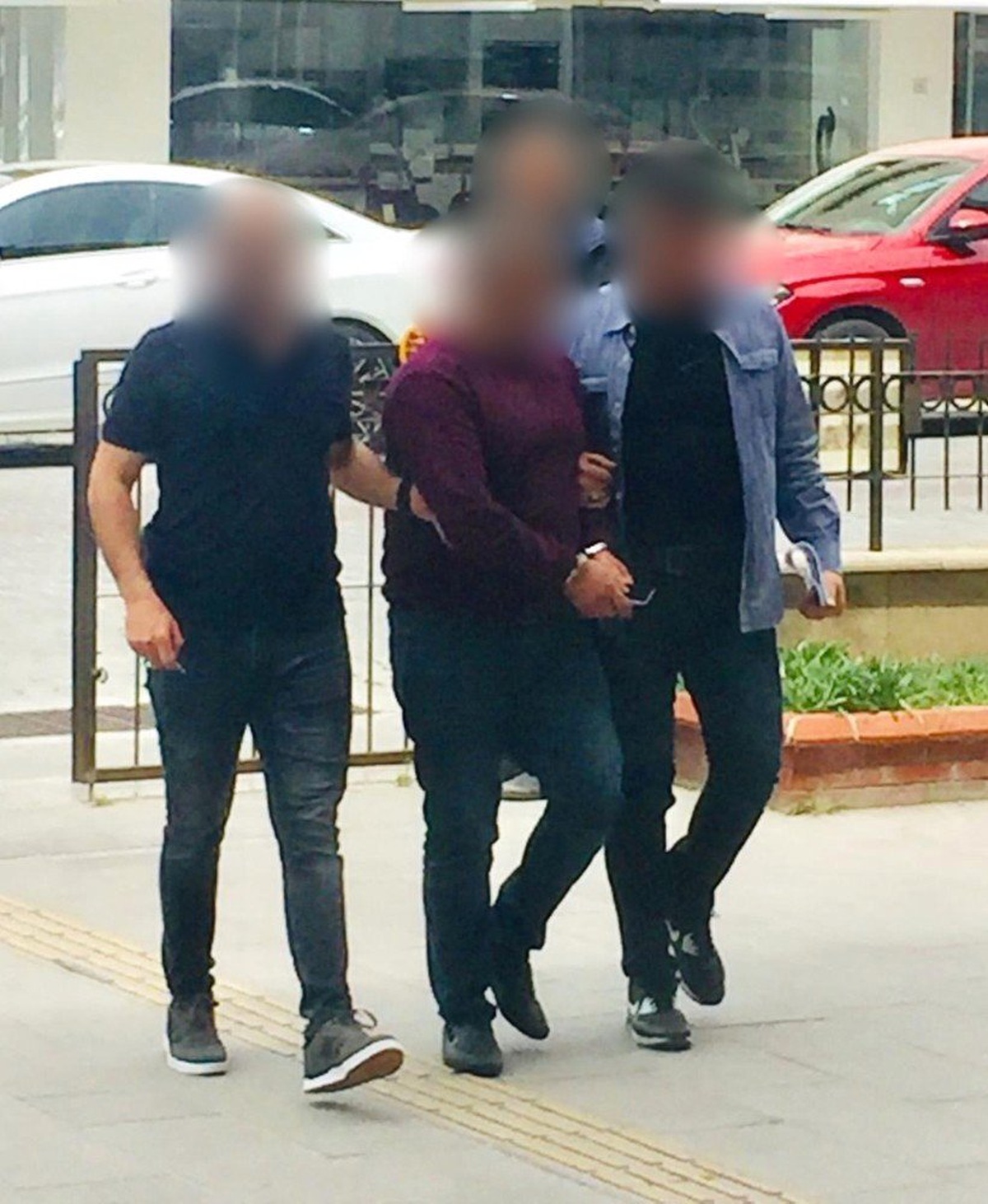 Kuşadası\'nda Hırsızlık Şüphelisi 5 Kişi Yakalandı