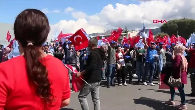 manisa standart profil iscilerinden yol kapatma eylemi