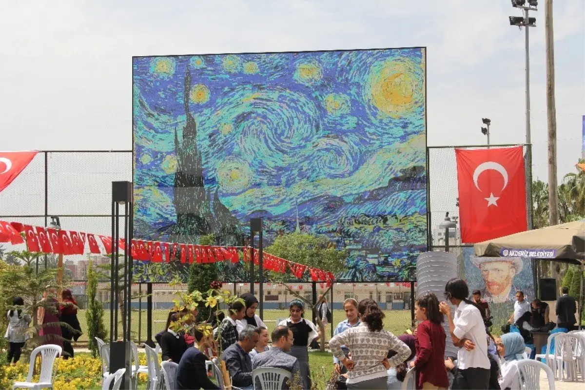 Mersinli Öğrenciler, 3 Milyon Pulla Van Gogh\'un \'Yıldızlı Gece\' Tablosunu Yaptılar