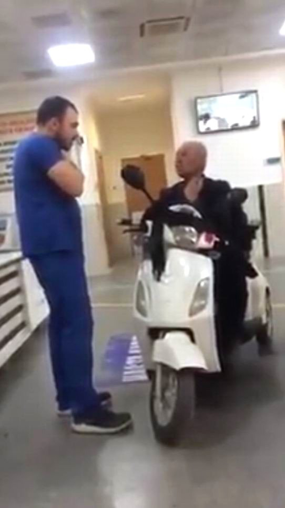 Motosikletiyle Hastaneye Muayene Olmaya Girdi