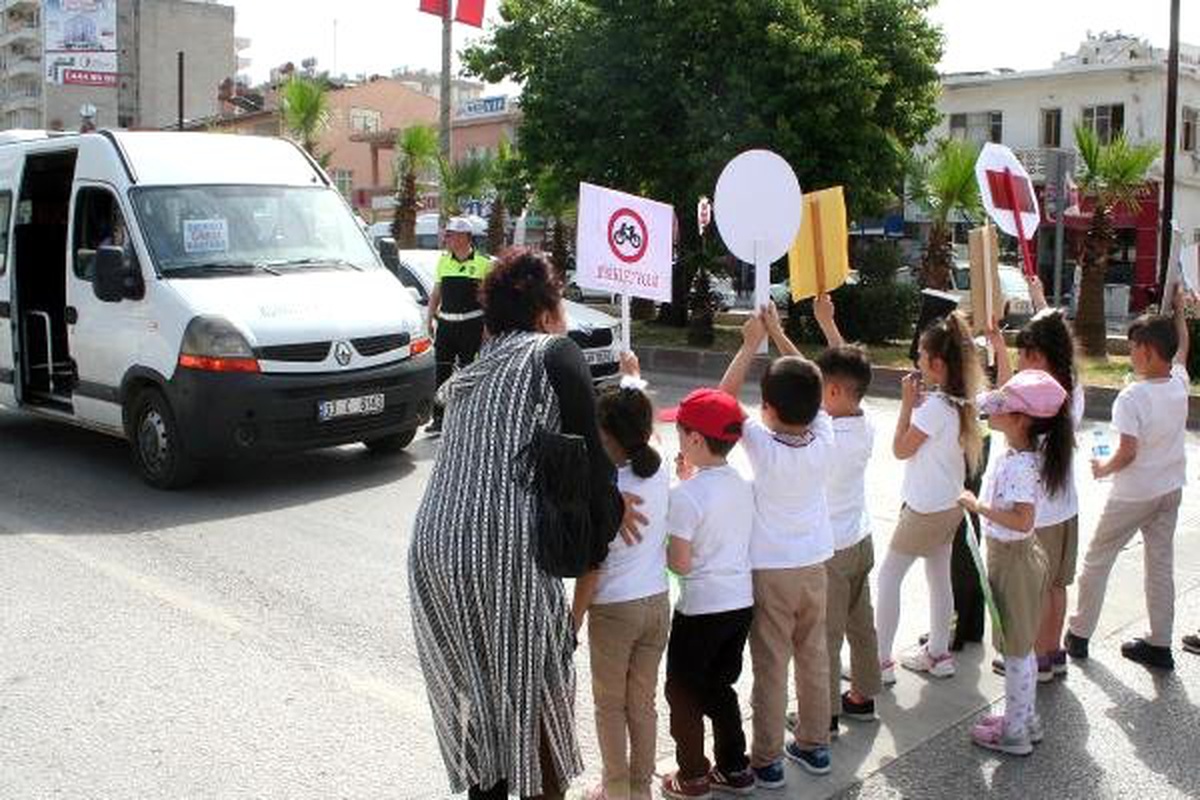 Öğrenciler, Yaya Önceliğine Dikkat Çekmek Yolu Kapattı