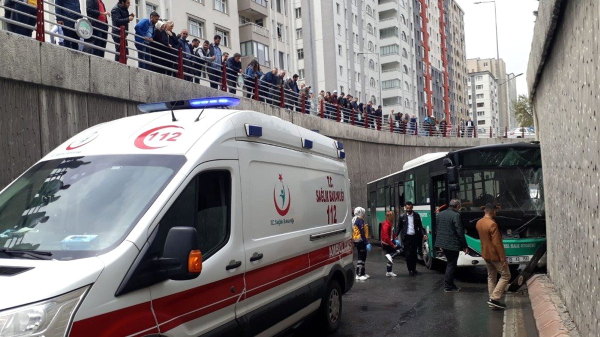Özel Halk Otobüsü Alt Geçitte Kaza Yaptı: Çok Sayıda Yaralı Var