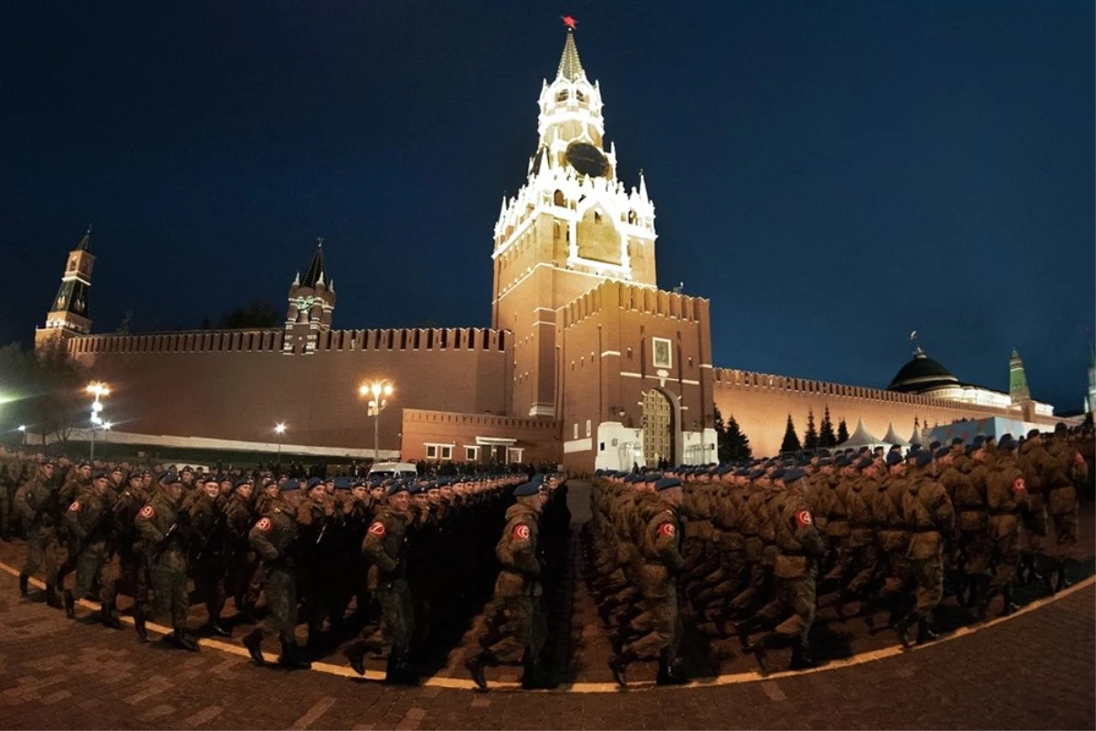 Rus Ordusu Gece Yarısı Kızıl Meydan\'da Prova Yaptı