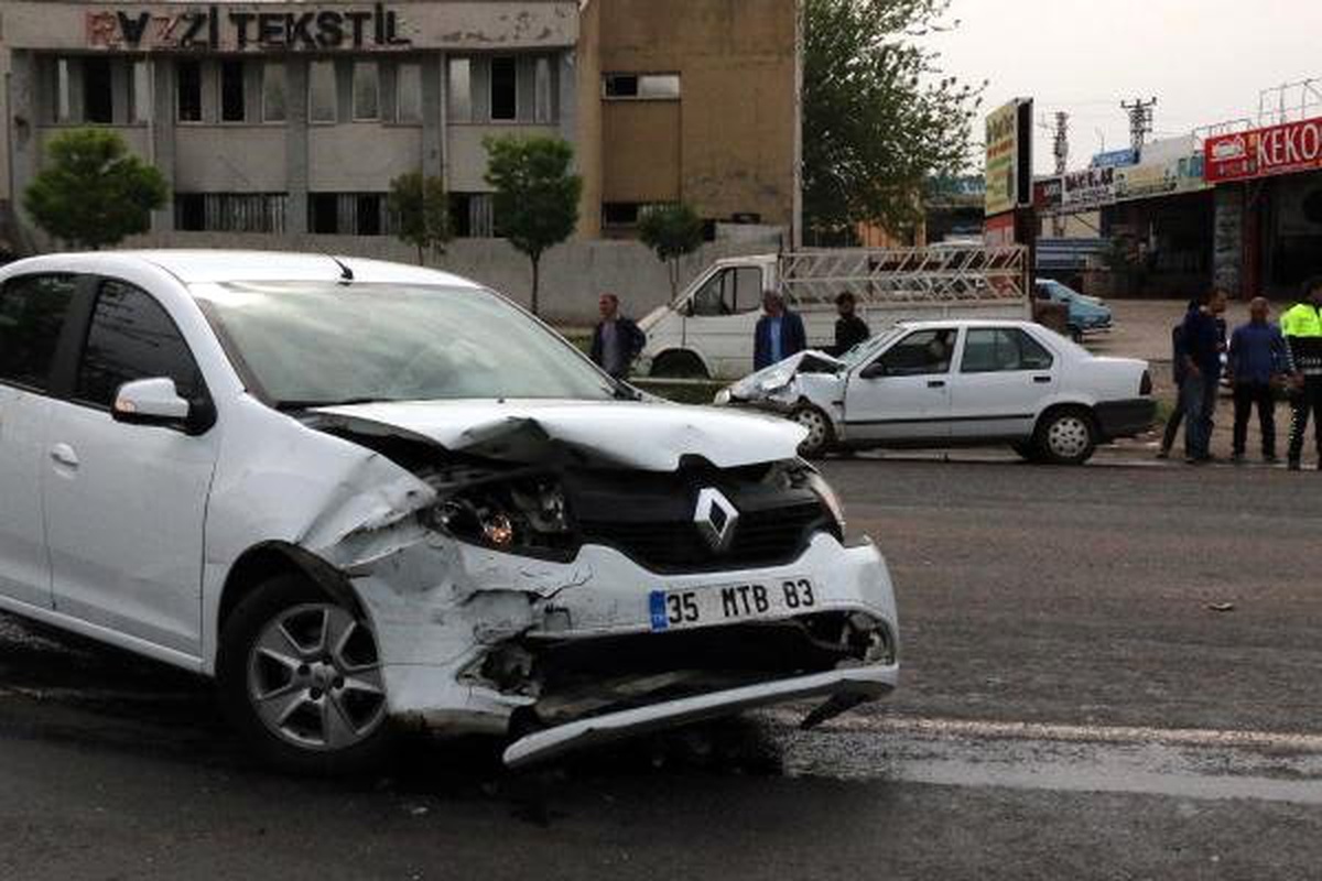 Şanlıurfa\'da İki Otomobil Çarpıştı: 4 Yaralı