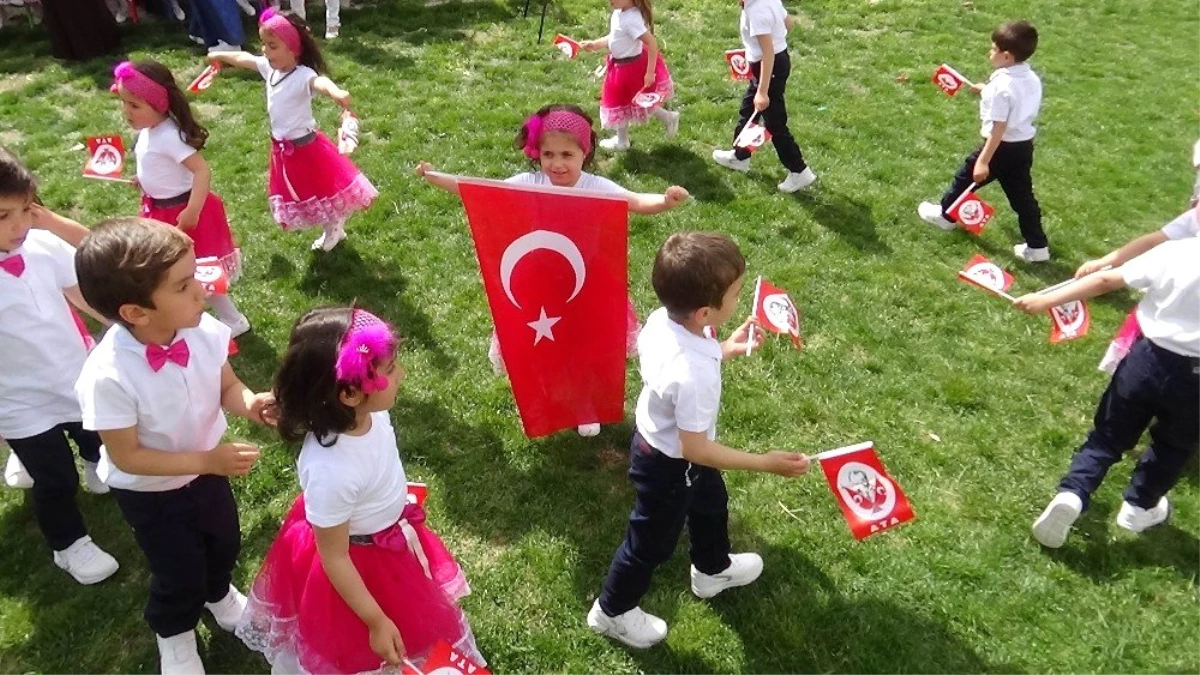 Suriyeli Yetim Çocuklardan Türk Bayrakları ile Gösteri