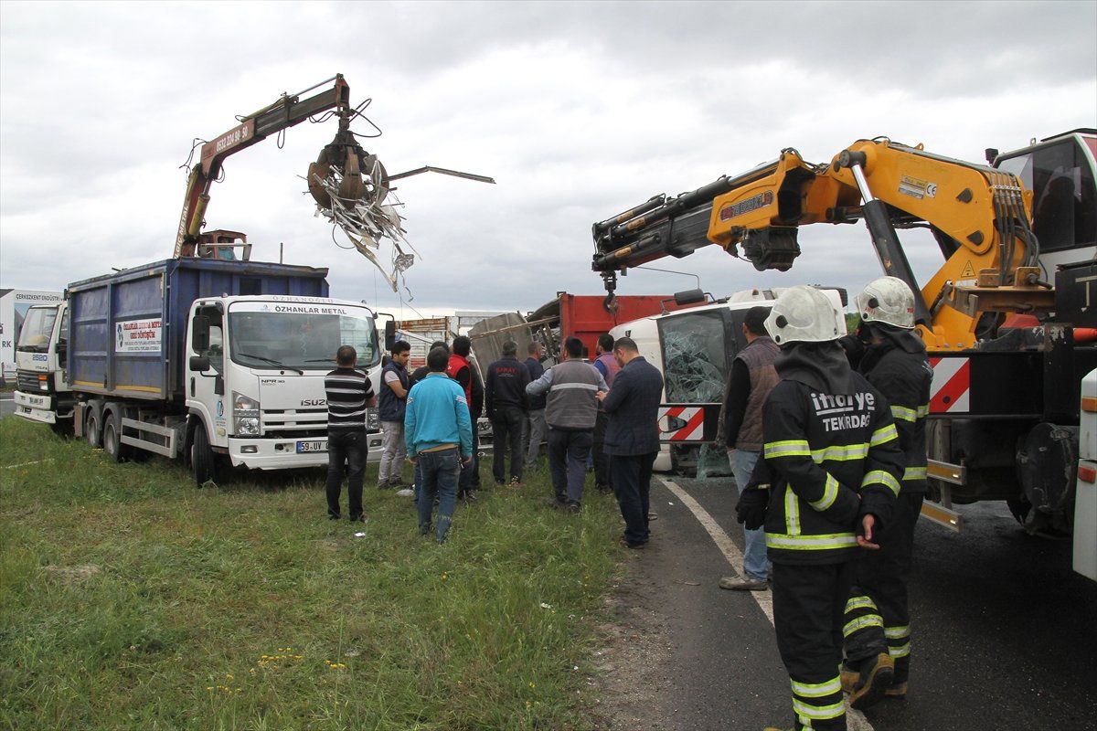 Tekirdağ\'da Hurda Yüklü Kamyon Devrildi: 1 Yaralı