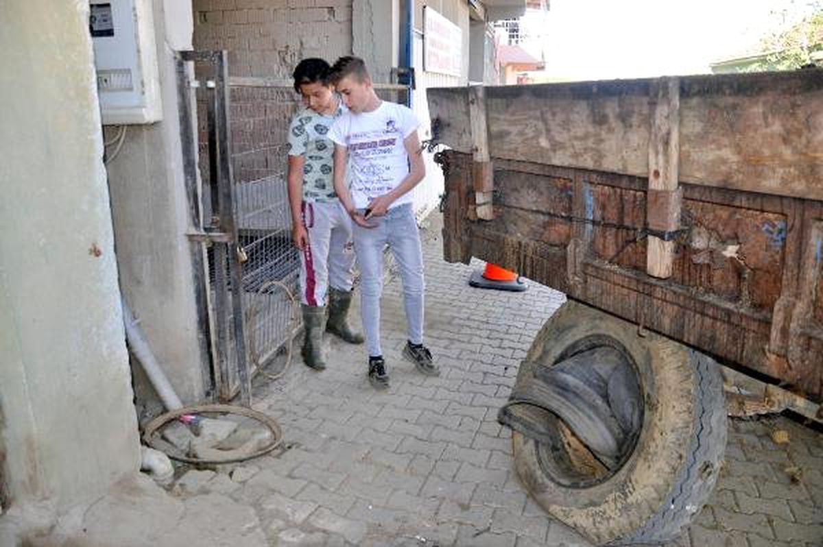 Traktör Lastiğini Şişrmeye Çalışırken Ağır Yaralandı