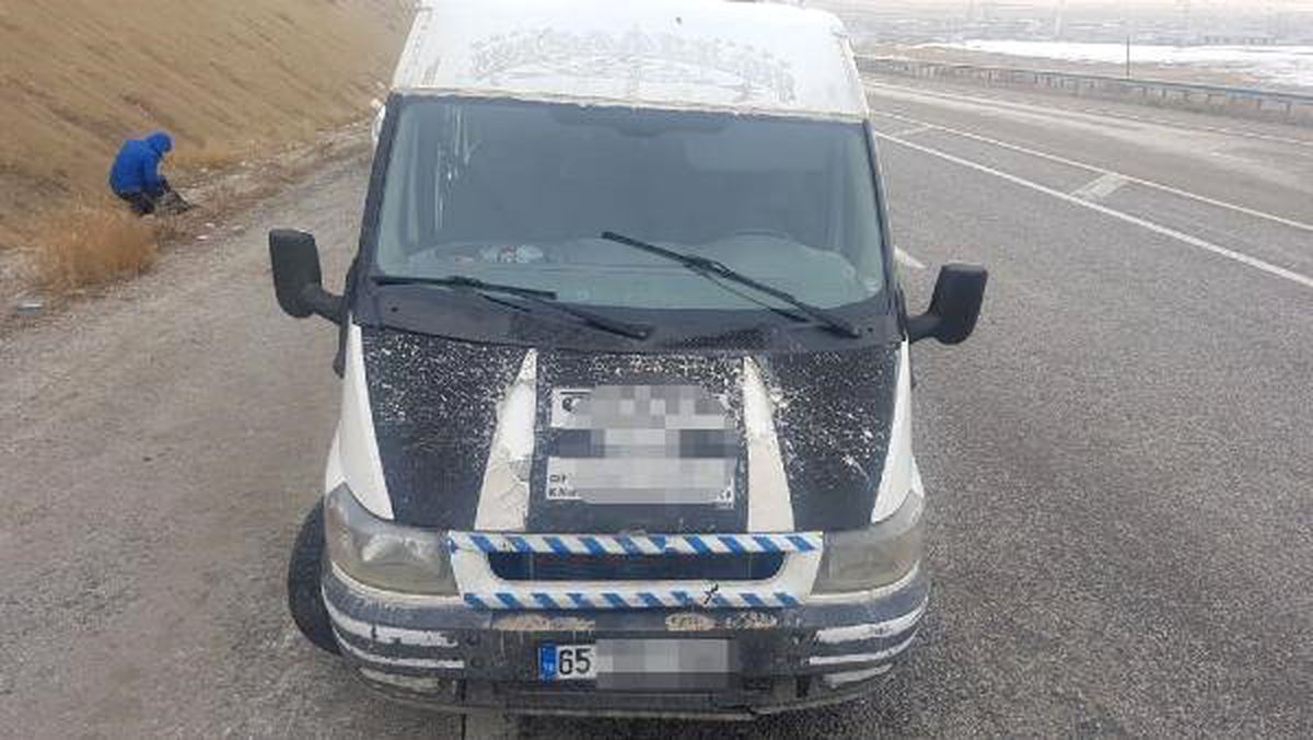 Van\'da 15 Kişilik Minibüsten 50 Kaçak Çıktı