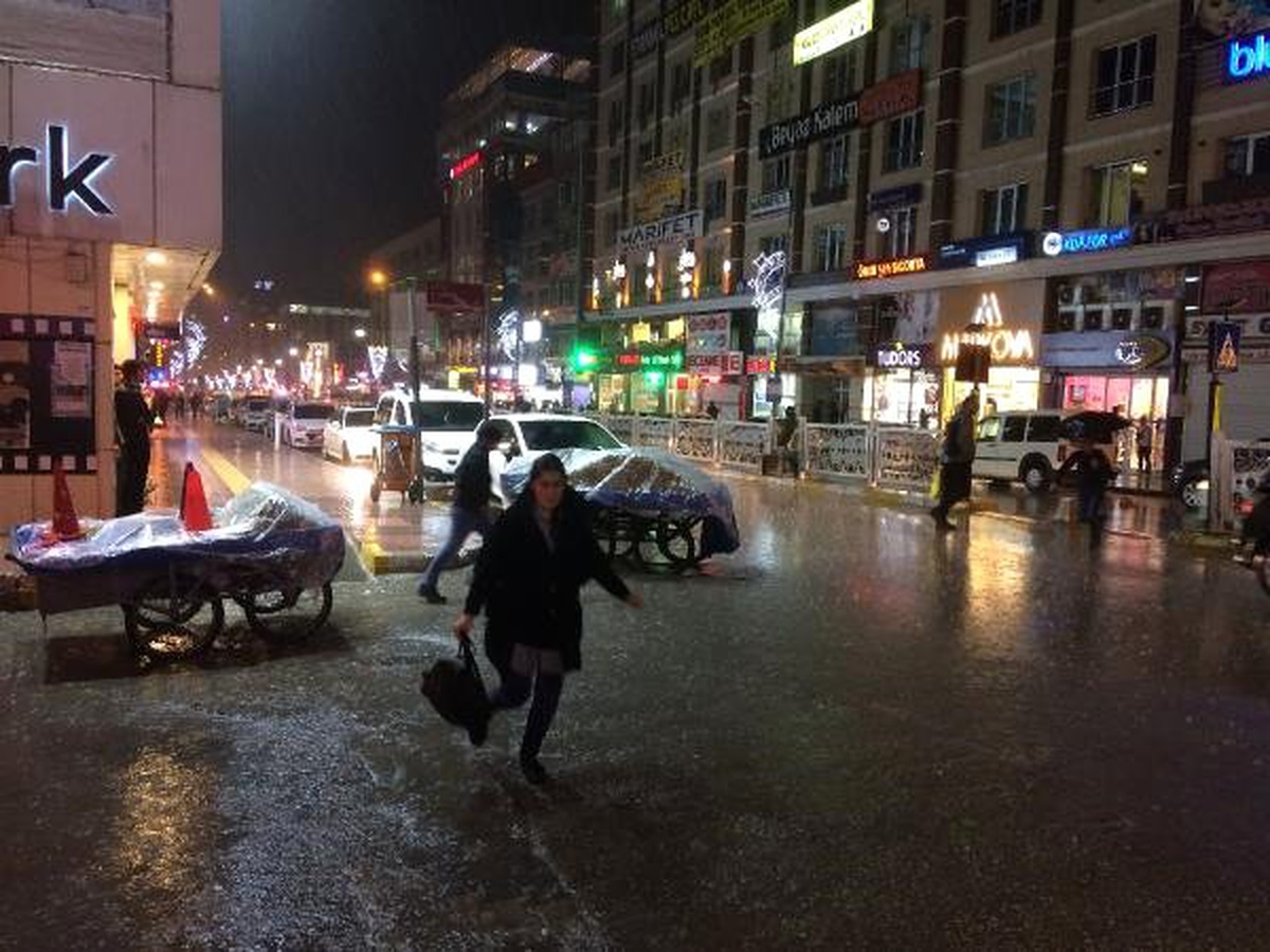 Vanlılar Yağmura Hazırlıksız Yakalandı