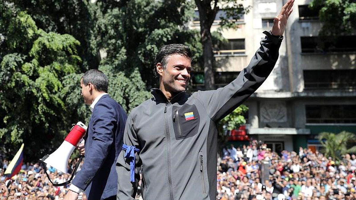 Venezuela\'da Muhalif Lider Lopez\'e Tutuklama Kararı; Maduro\'dan Askerle Güç Gösterisi