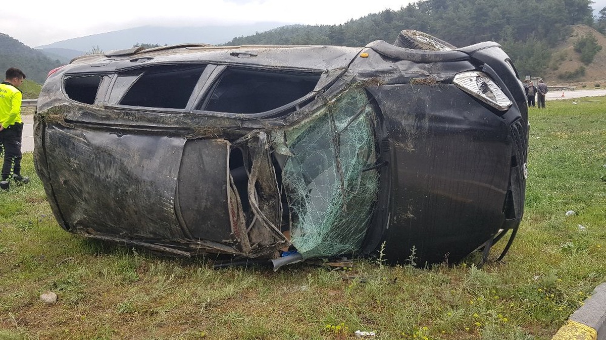 Yağış Nedeniyle Kayganlaşan Yolda Cip Taklalar Attı: 4 Yaralı
