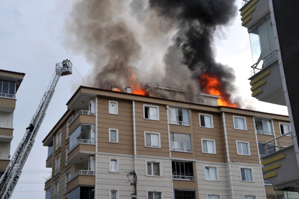 6 Katlı Apartmanın Çatısı Alev Alev Yandı, 8 Kişi Dumandan Etkilendi