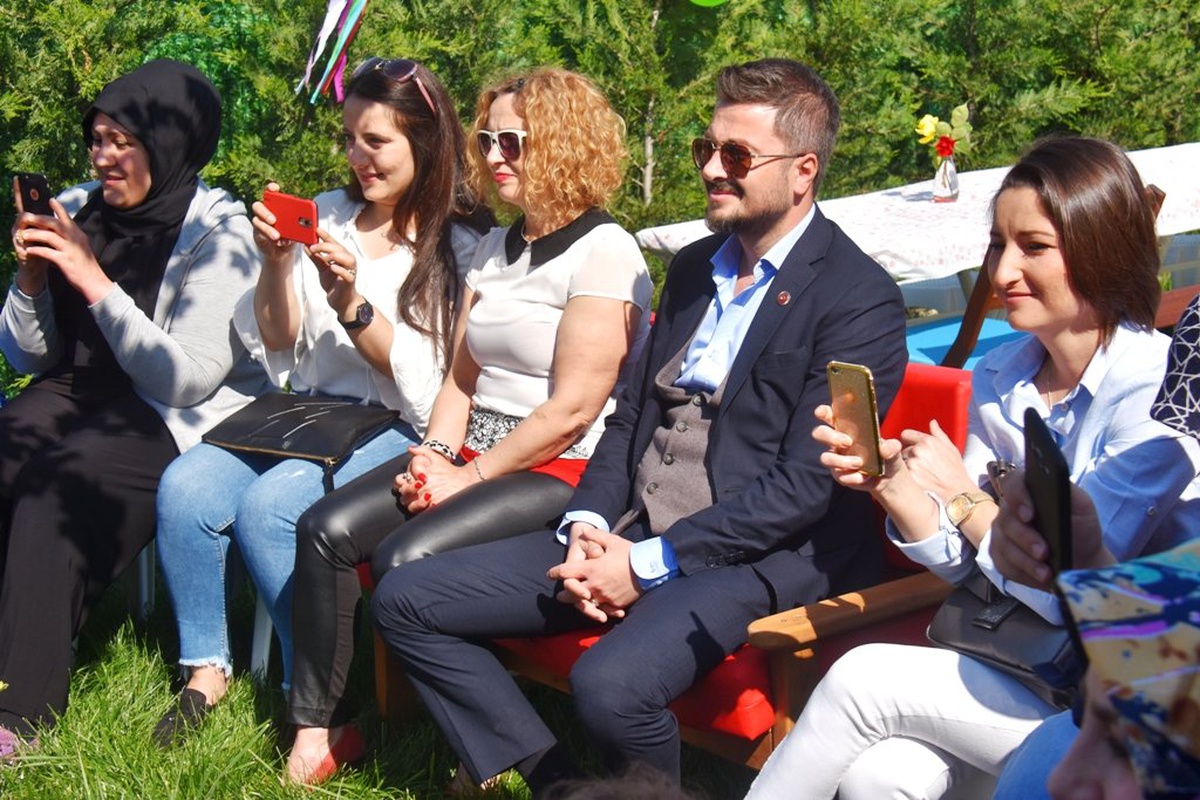Akademili Miniklerden Annelerine Sürpriz Kutlama