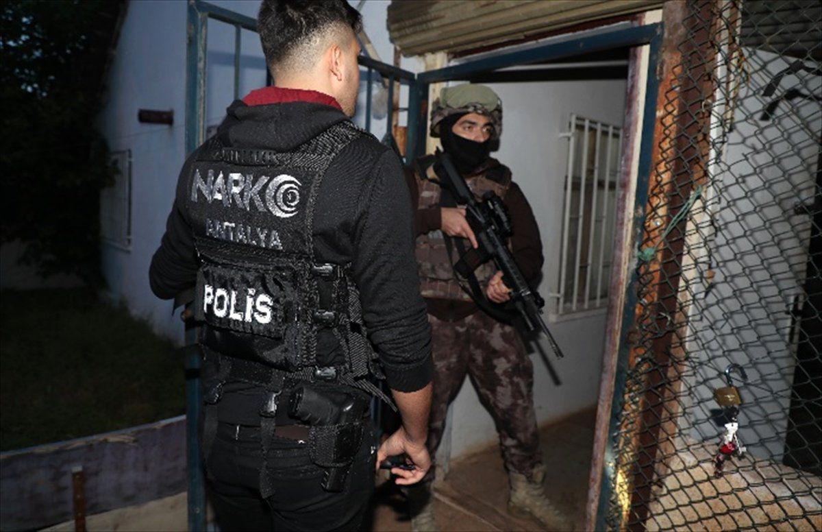 Antalya\'da Hava Destekli Uyuşturucu Operasyonu