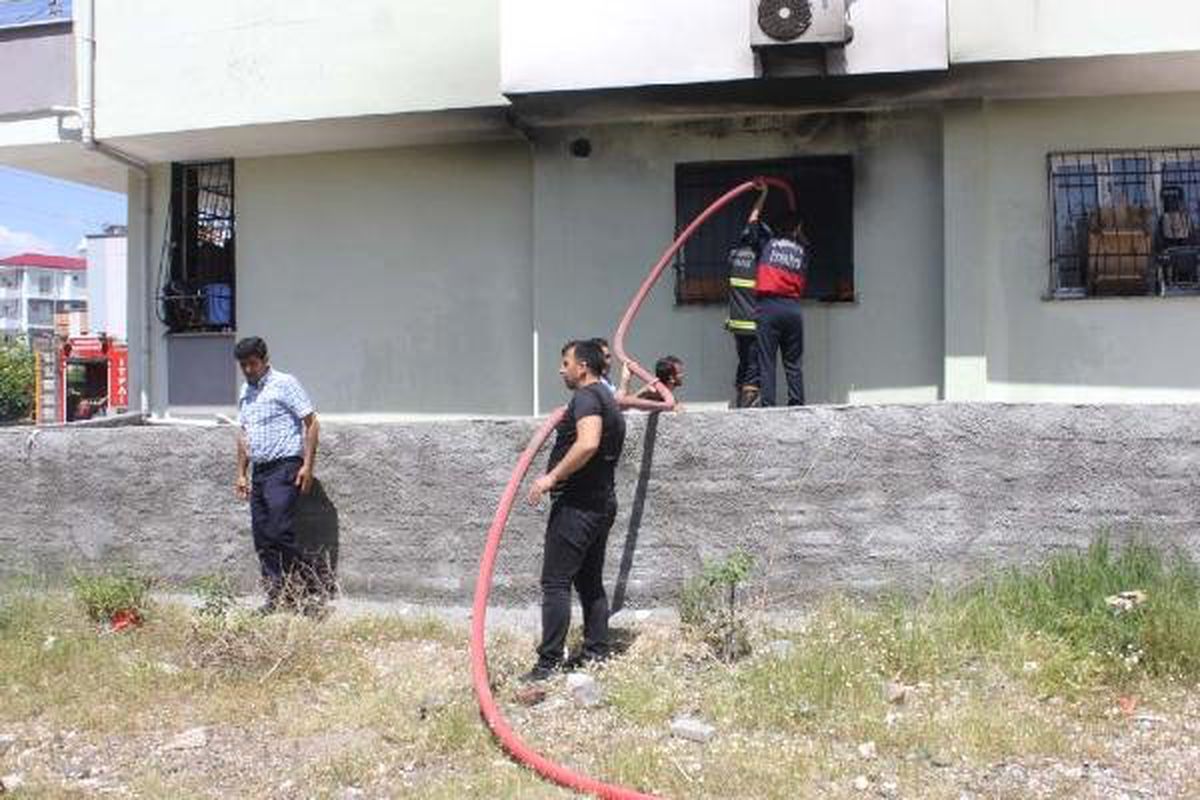Apartmanda Yangın Çıktı, Üst Katlarda Mahsur Kalanları İtfaiye Kurtardı
