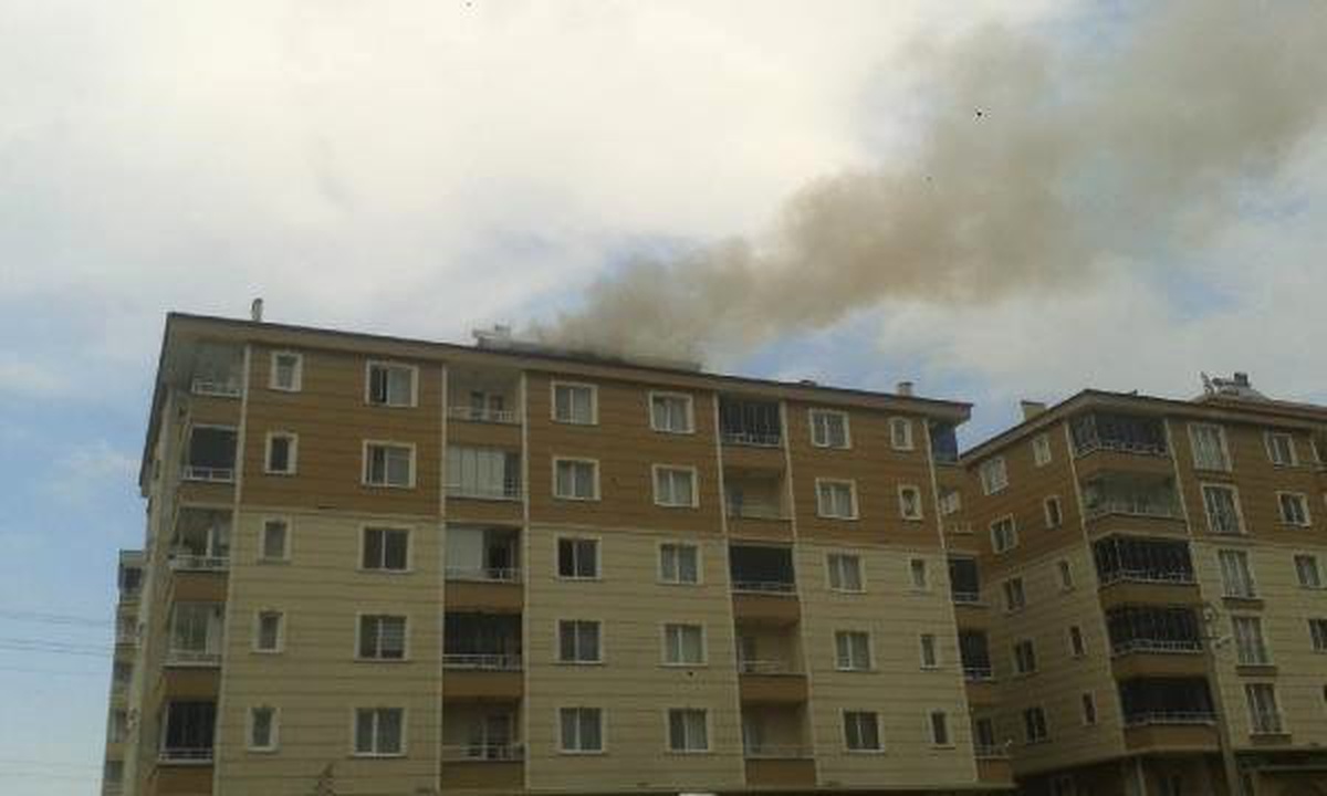 Apartmandaki Çatı Yangınında 9 Kişi Dumandan Etkilendi