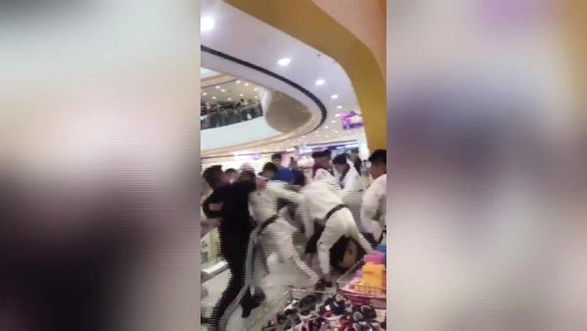 Avm\'de Tekvandocular ile Spor Merkezi Çalışanları Birbirine Girdi