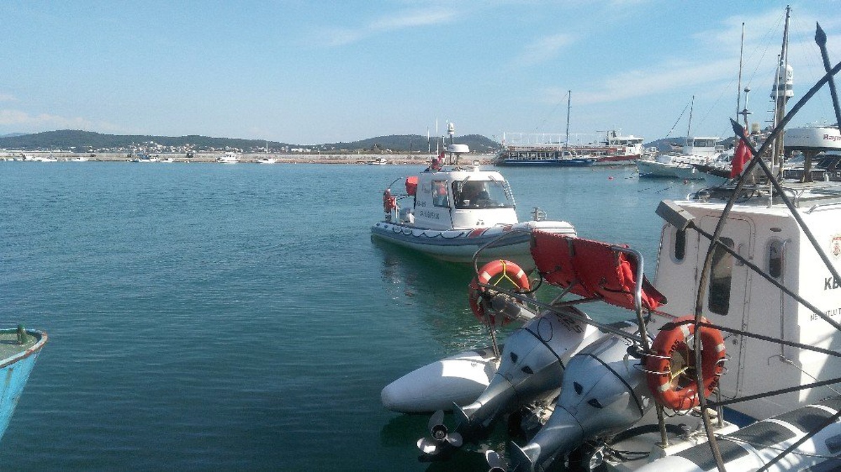 Ayvalık\'ta Düzensiz Göçmenleri Taşıyan Bot Battı: Ölü ve Kayıplar Var