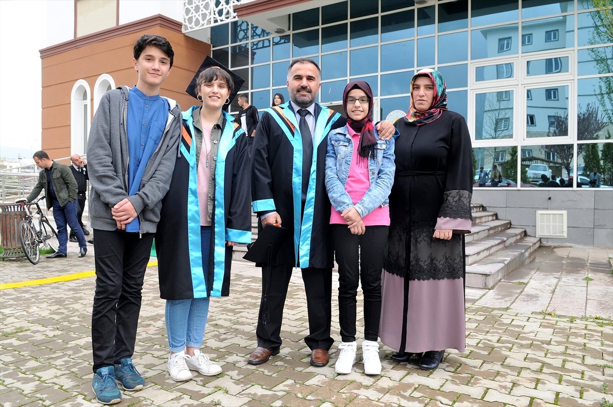 Baba 47 Kızı 22 Yaşında Aynı Üniversiteden Mezun Oldu
