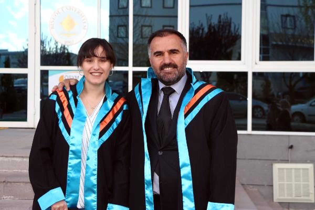 Baba ve Kızı Aynı Üniversiteden Mezun Oldu