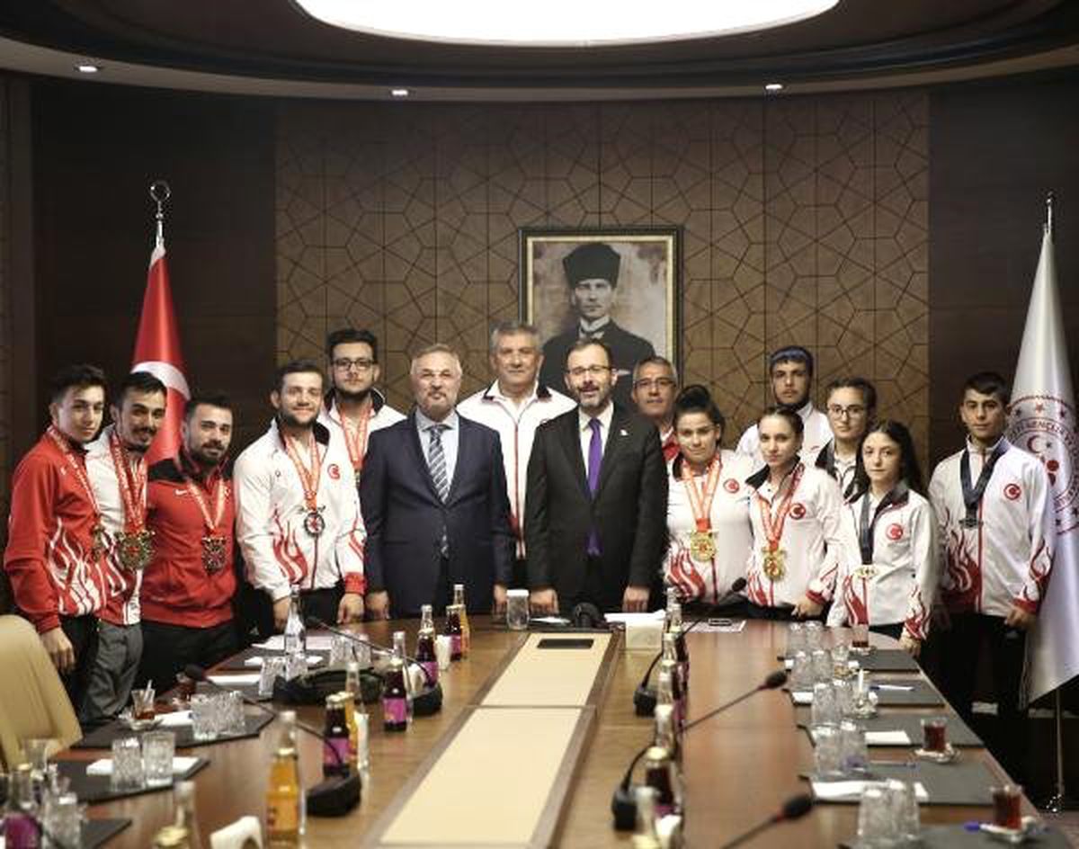 Bakan Kasapoğlu Milli Haltercileri Kabul Etti