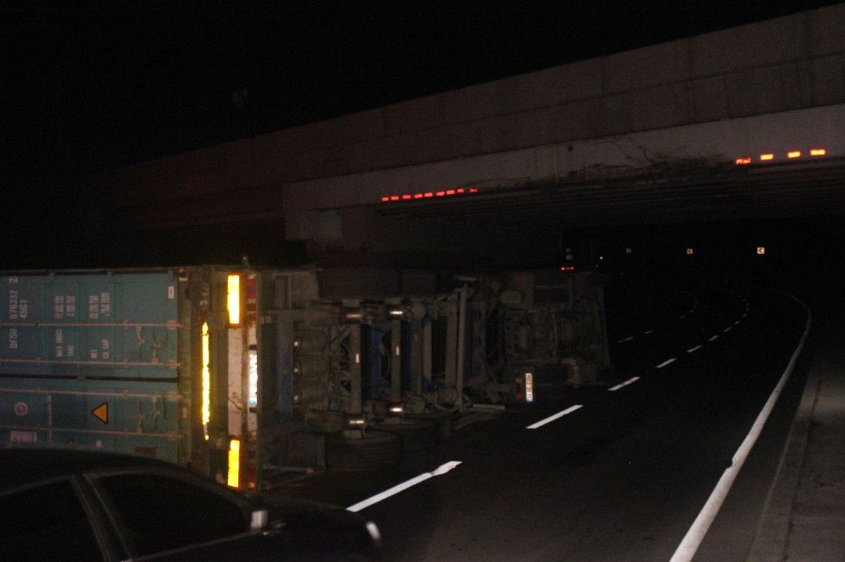 Bakırköy\'de Alt Geçide Çarpan Tır Devrildi: 1 Yaralı