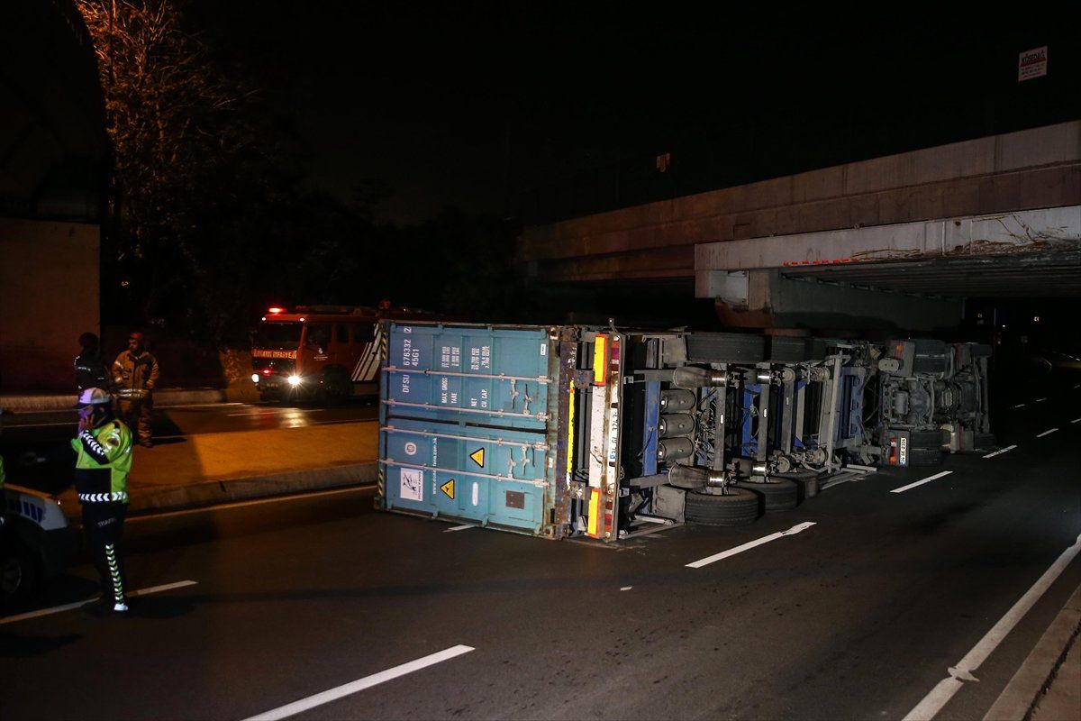 Bakırköy\'de Tır Üst Geçide Çarptı: 1 Yaralı
