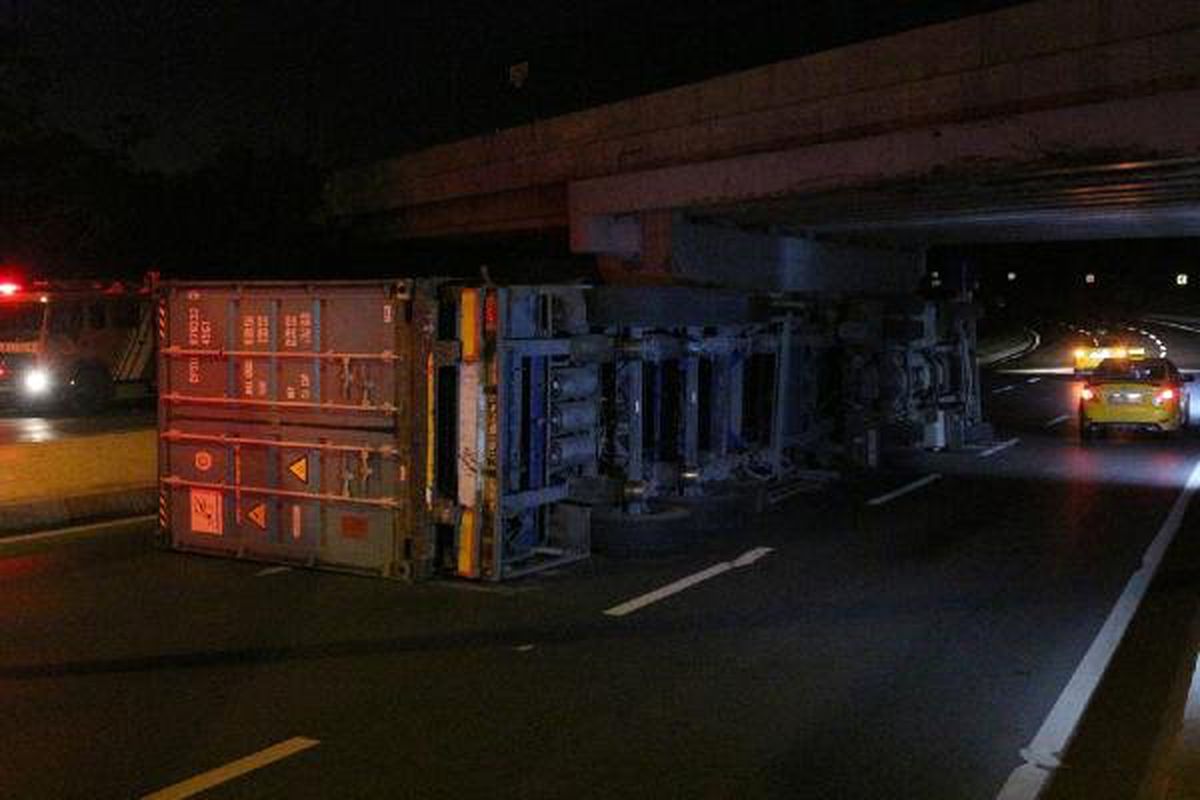 Bakırköy\'de Üst Geçide Çarpan Tır Devrildi: 1 Yaralı