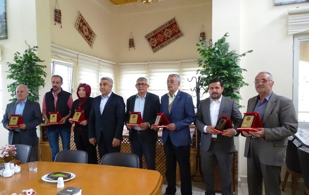 Başkan Çalışkan\'dan Belediye Meclis Üyelerine Plaket