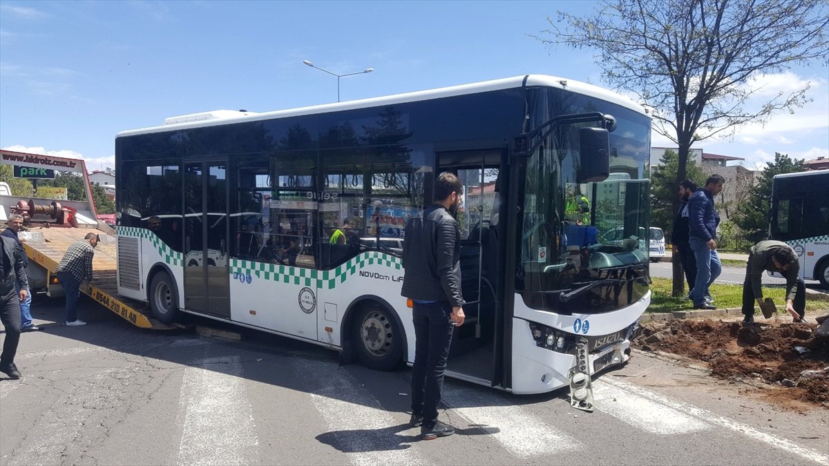 Bingöl\'de 6 Kişinin Yaralandığı Kaza Kameraya Yansıdı