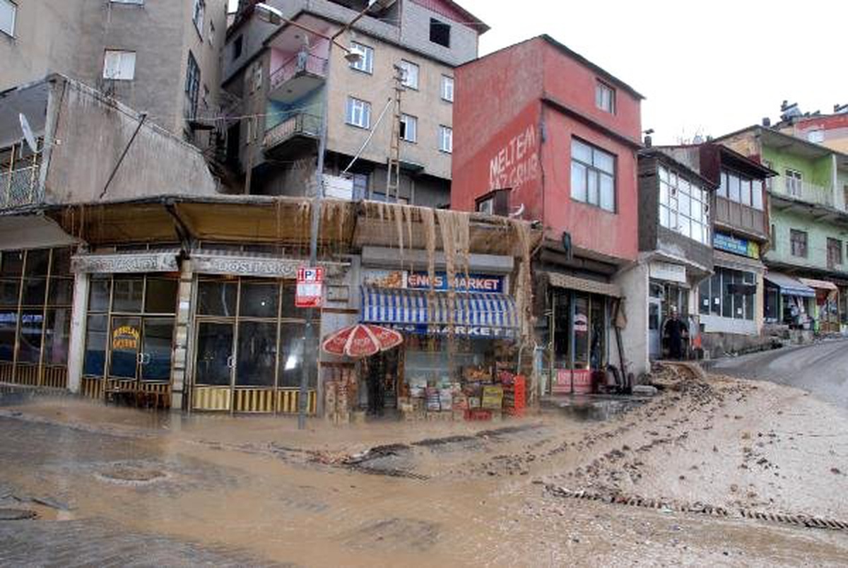 Boru Patladı, İş Yerleri Kanalizasyon Suyuyla Doldu