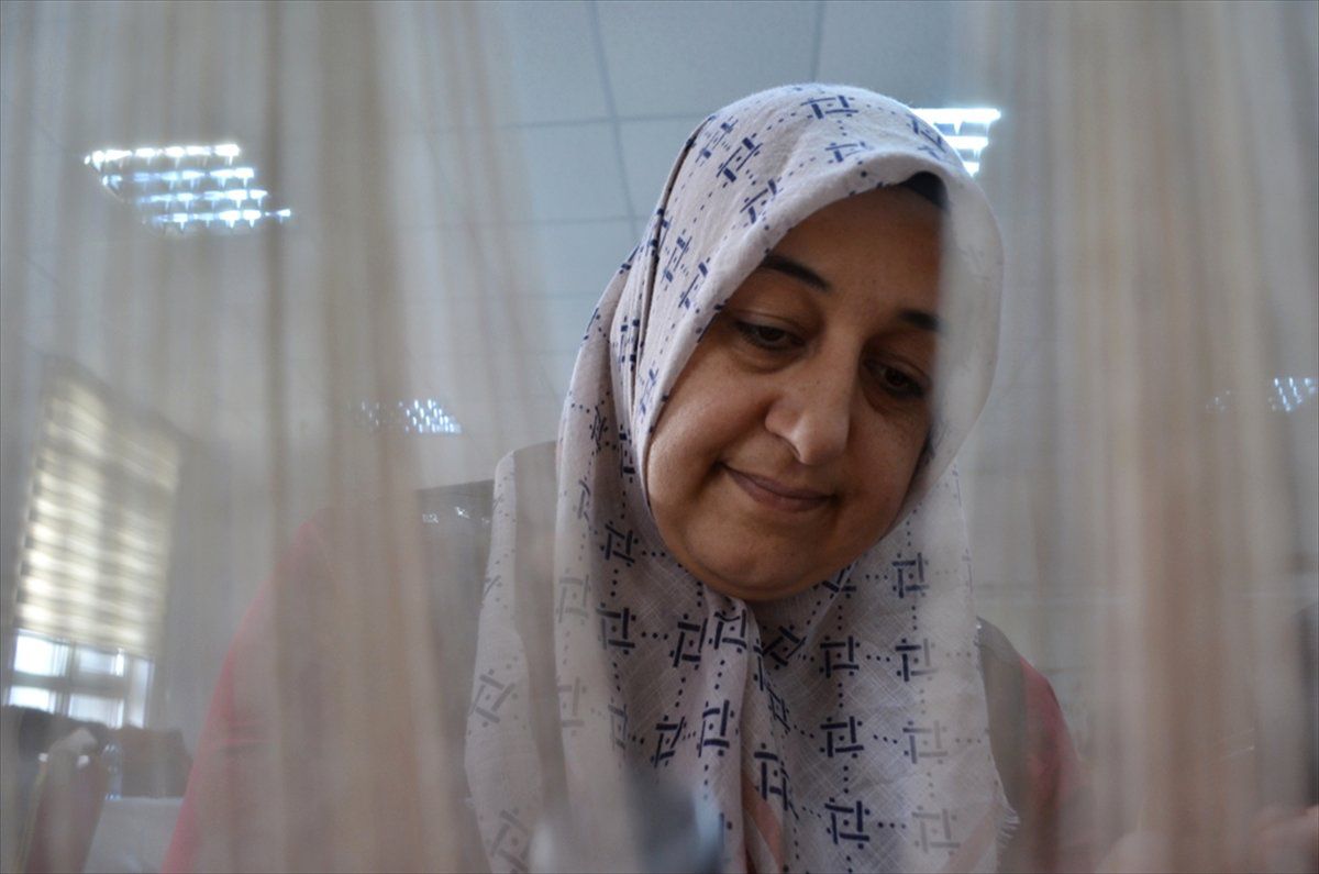 Bünyan\'da Ev Kadınları Öğrenerek Para Kazanıyor