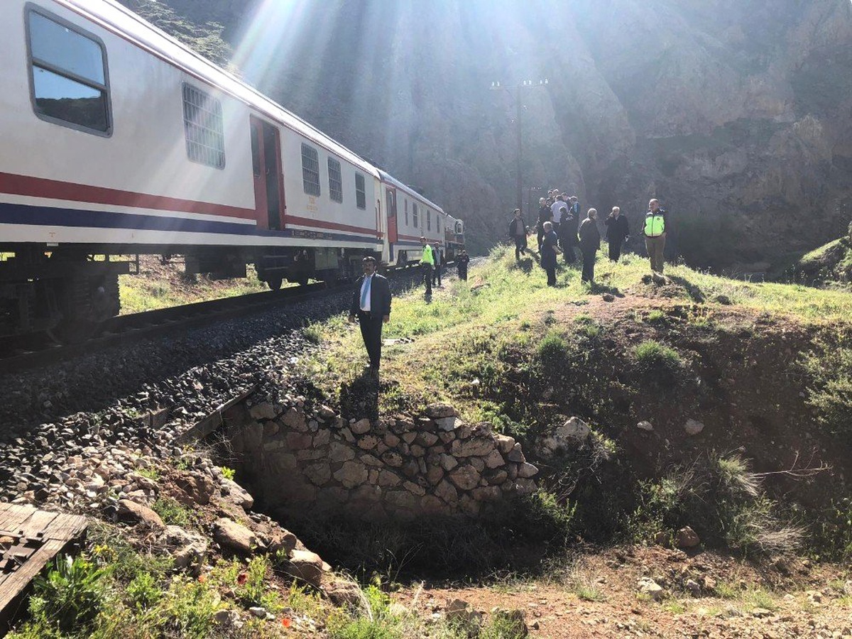Doğu Ekspresi\'nin Altında Kalan Şahıs Hayatını Kaybetti